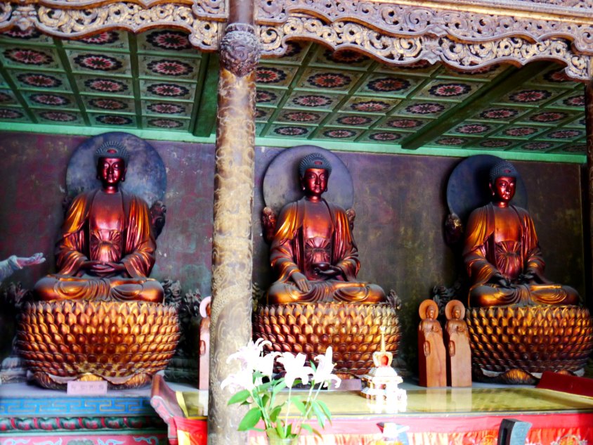 三殿是白马寺最珍贵的宝殿——"大雄殿",元代建筑,佛龛内为横三世佛