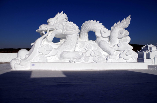 这届雪雕最大的要数80米长,28米高的巨大雪雕"迎"了,雪雕的正中间是一