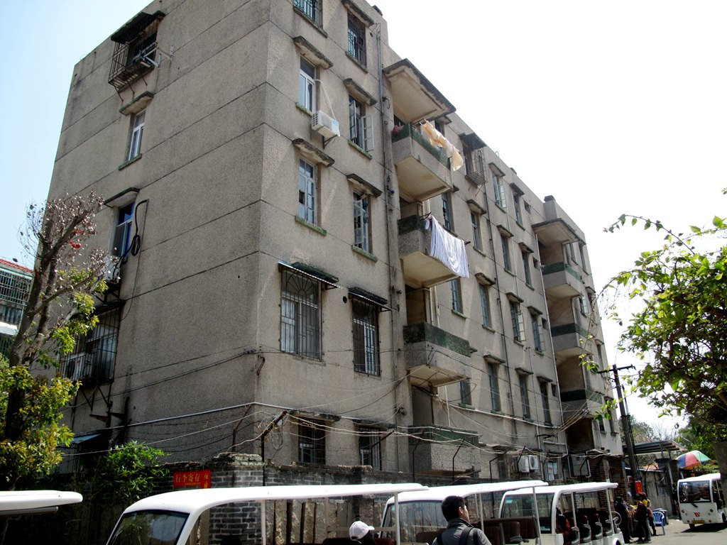 这座老旧的公房,上岛第一天就看到了,后来就没有再找到过了,好在最后