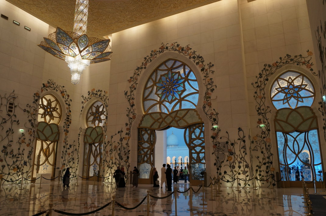 走出清真寺前殿去观赏夜景 谢赫扎耶德清真寺