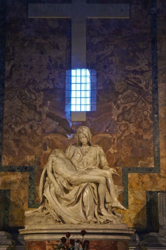 著名的圣母哀痛雕像是米开朗基罗的杰作. 梵蒂冈