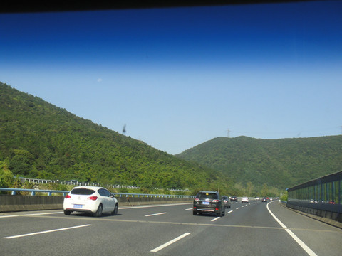 一圈,在附近的同心路随意找了家商务酒店,100元/晚,干净,wifi特别畅通