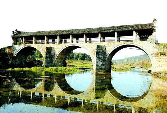 山(武昌县境内)而得名,在嘉鱼县县城东北28公里,东北为武汉市江夏区