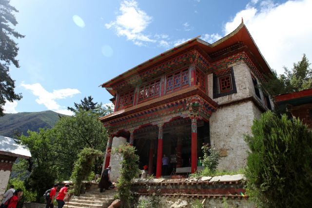 错宗工巴寺,西藏有名的红教宁玛派寺庙 巴松措