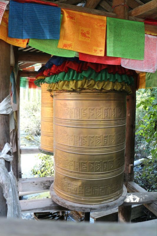 以水力推动的转经筒.据介绍,电影《自古英雄出少年》曾在此取景.