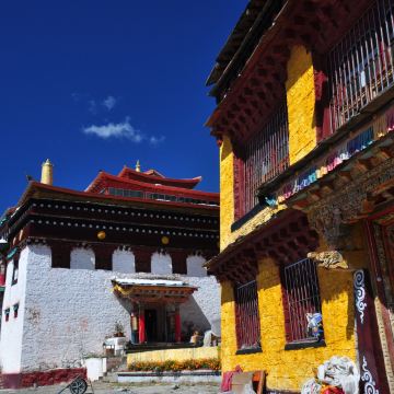 寺内存在帕木竹巴亲手自塑雕像一尊,寺内也有帕木竹巴留下的印迹.