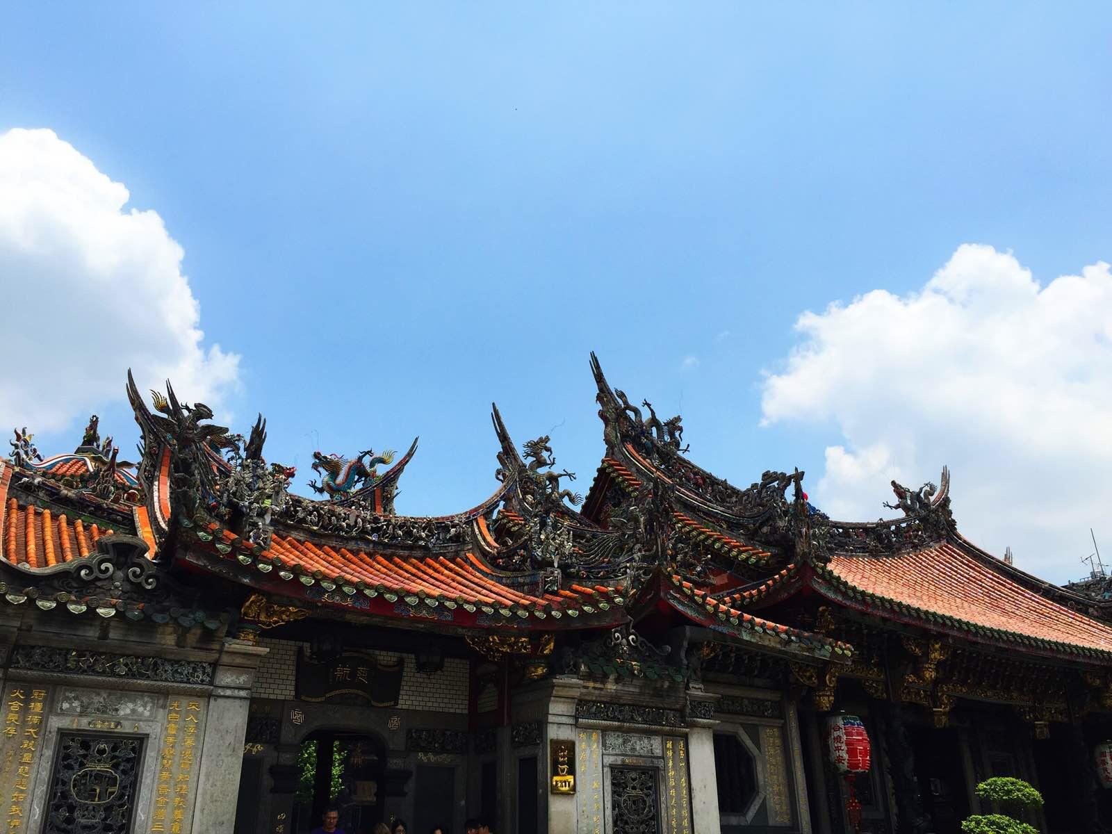 台湾最有名的寺庙"艋舺龙山寺;龙山寺供奉着"佛,道,儒"三教!