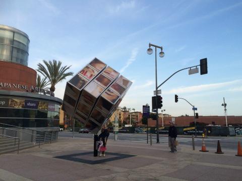 日本裔美国人博物馆前的可旋转的大魔方,爱死了这样的公共装置.