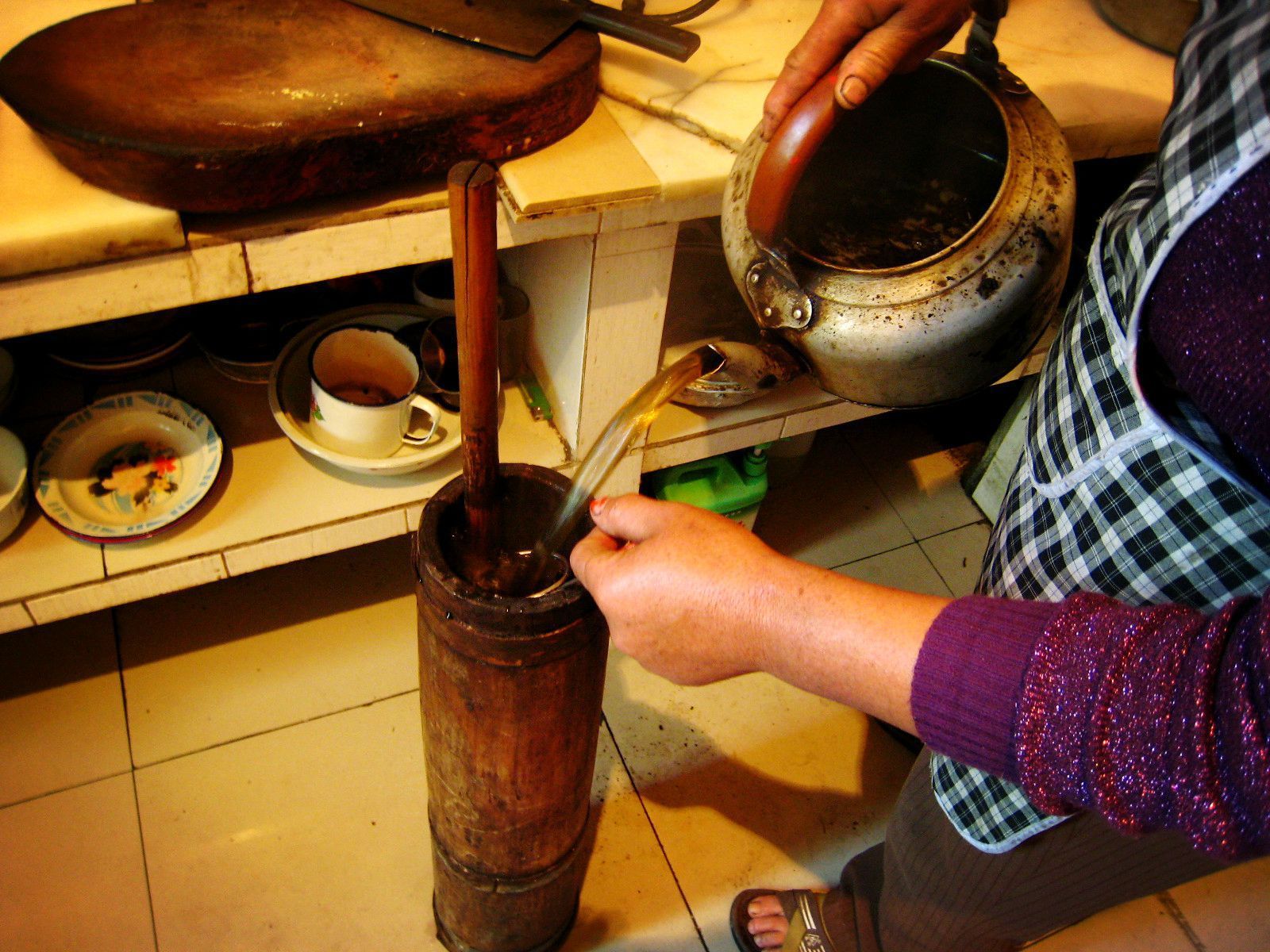今天看到了酥油茶的制作过程,扎西妈妈做的是我们喝到过最赞的酥油茶