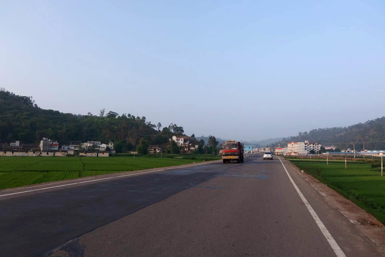 离开姚安县城,驶入南永公路.