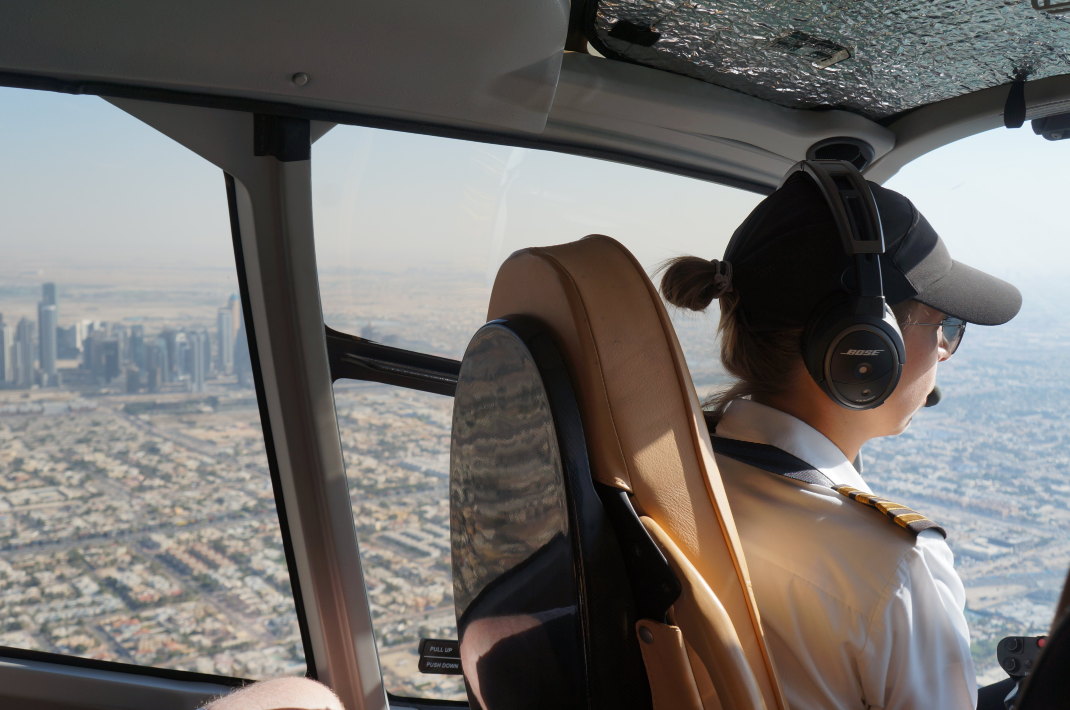 我们搭乘的直升飞机驾驶员是位mm 直升飞机观光