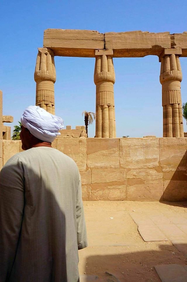 的好景点拍照,我们就看到两外国mm被扯走了,都是要钱的 卡纳克神庙