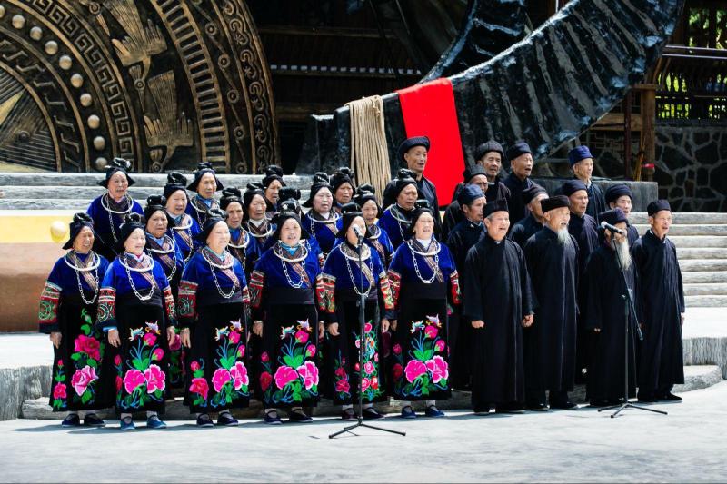 由寨中几十位老人演唱的苗族古歌是亮点. 表演场