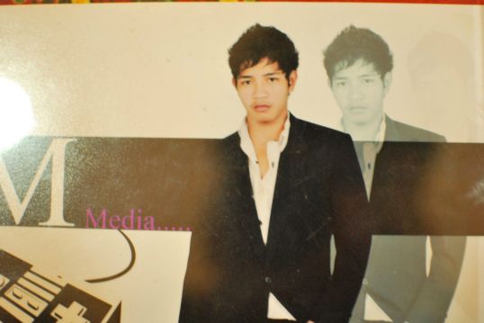 这就是号称柬埔寨最受欢迎的偶像明星!颇有中国发廊小弟的气质!