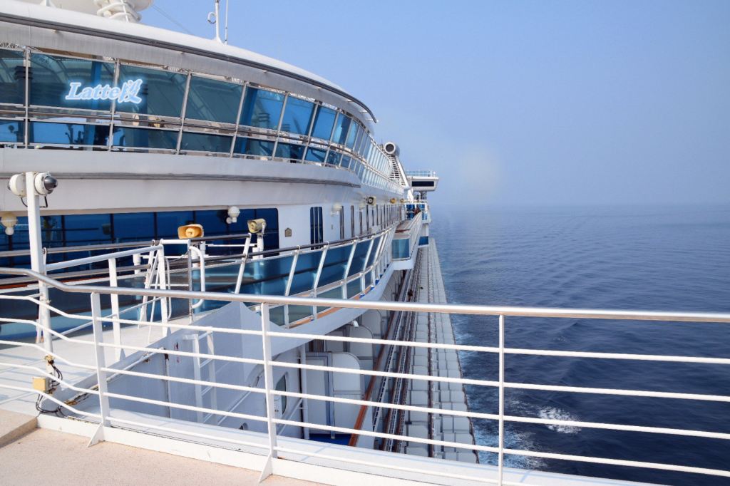 来到船头,确实像其他人写的.这里要比其他甲板风大得多,注意安全