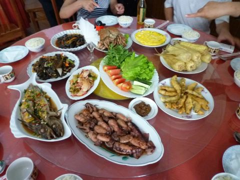 吃中午饭了!本次朝鲜游没有吃到肉,天天是海鲜!