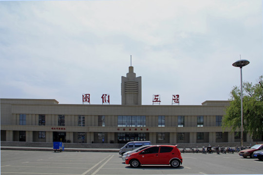 城市珲春市相邻,西与州府延吉市相连,南与龙井市相接,北与汪清县相邻