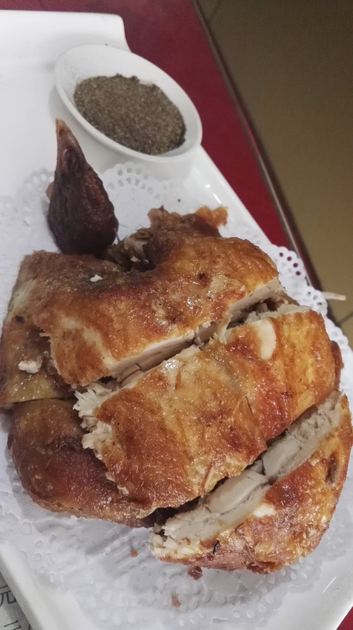 招牌香酥鸡,外焦里嫩,粘上椒盐入口味香浓郁而不腻. 春和楼(中山路店)