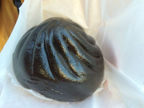 热乎乎的墨鱼包子!我们的早饭哈哈 函馆朝市