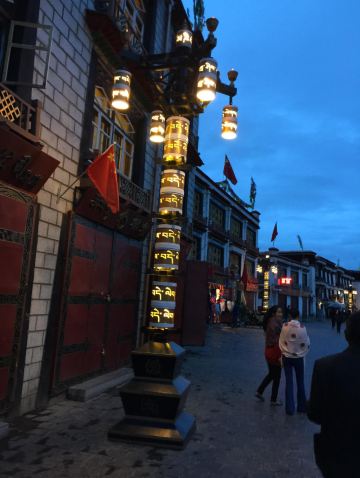 刚下了火车,吃完饭我们就去八廓街看夜景,天空有点下着