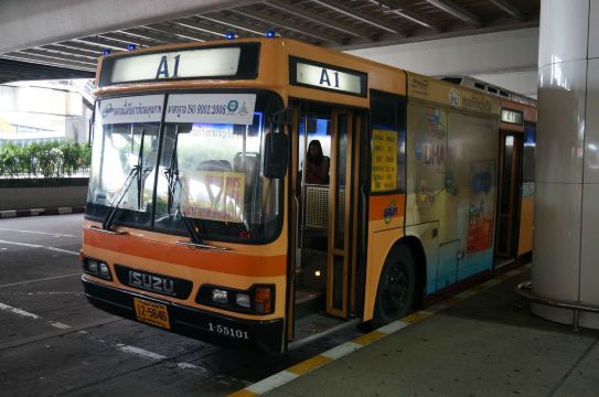 能找到a1巴士,到达mo chit 天铁站,30b一人,上车买票 廊曼国际机场