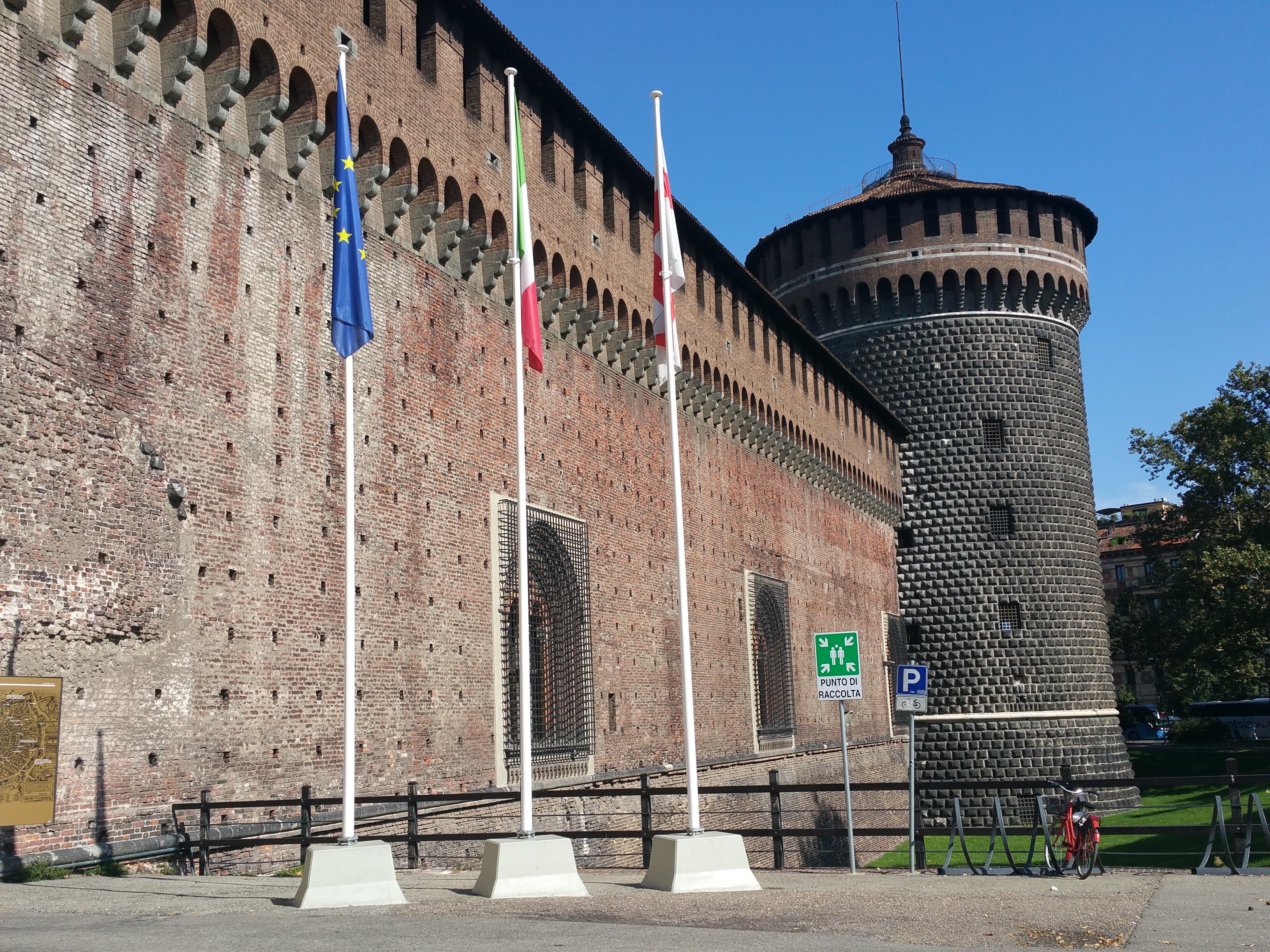 米蘭古堡(castello sforzesco)是維斯康蒂家族統治米蘭時期建造的城堡