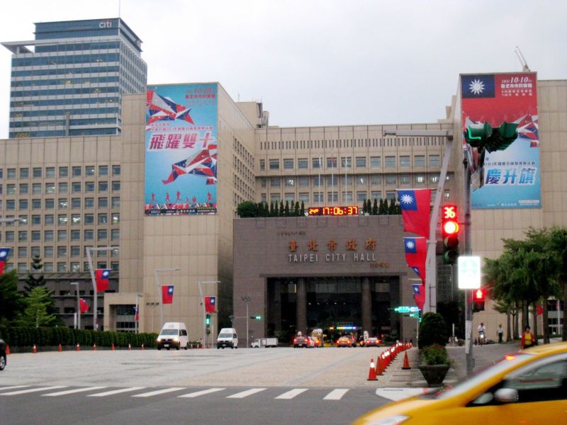 沿途还会经过台北市政府,10月10日正好赶上台湾的国庆,街道两旁全是