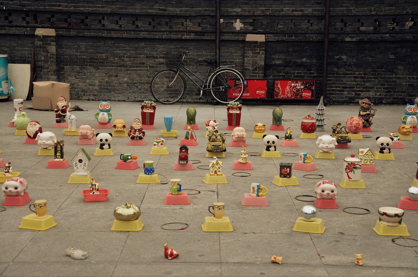 海河桥边和广场上到处都是这种套圈的摊子~套到哪个就可以带走了~据我