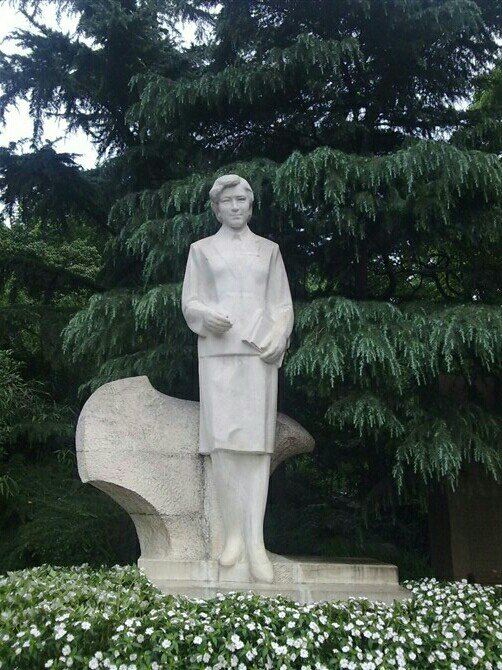 亲爱的老师!雕塑诠释很到位,可是不想开学丫,有没有!