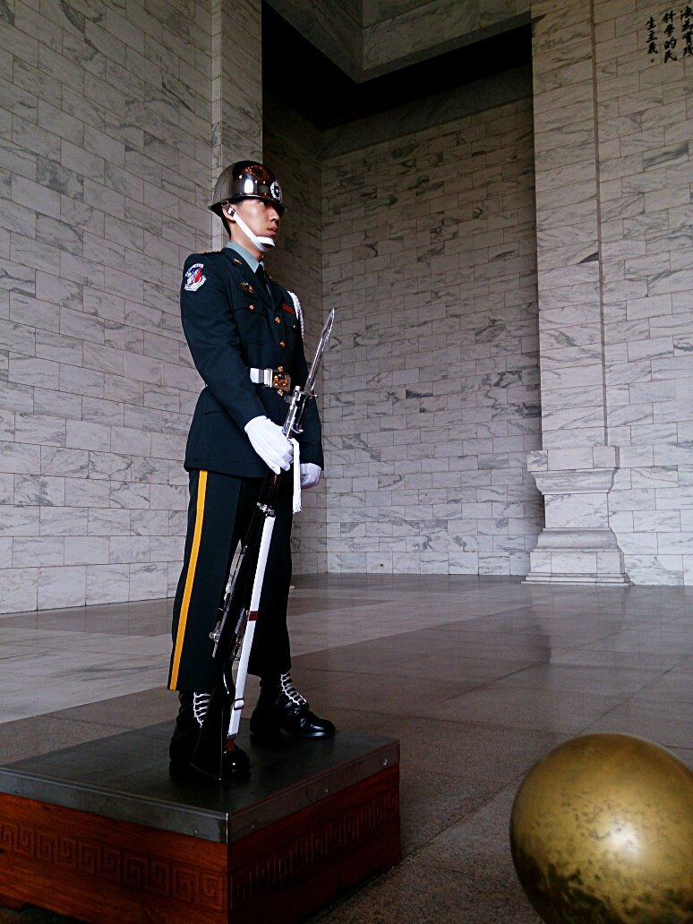 静立的卫兵,英姿勃勃. 中正纪念堂