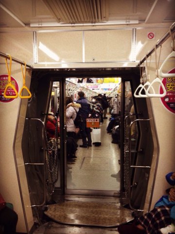 地铁比大阪的宽敞.玻璃门看起来很亮堂. 北十二站