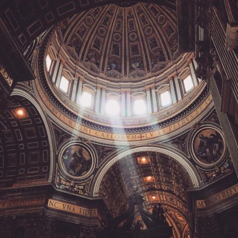 这个穹顶也是米开朗基罗设计的,在他去世多年后才建成.