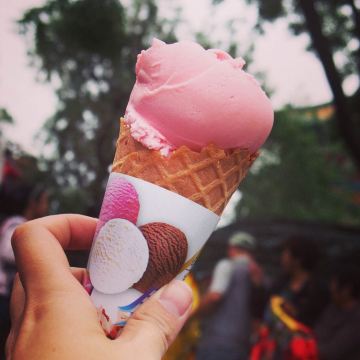 被人群挤累了,来个冰淇淋解渴.