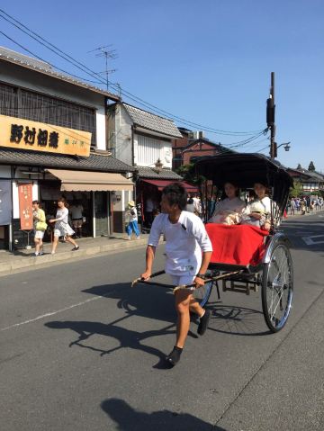 随处可见的车夫拉着身着和服的游客,让岚山更添一道人文景观.