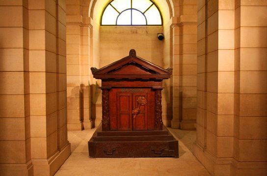 先贤祠 进入地宫,伏尔泰和卢梭安葬在整个墓群最中心,最显赫的位置