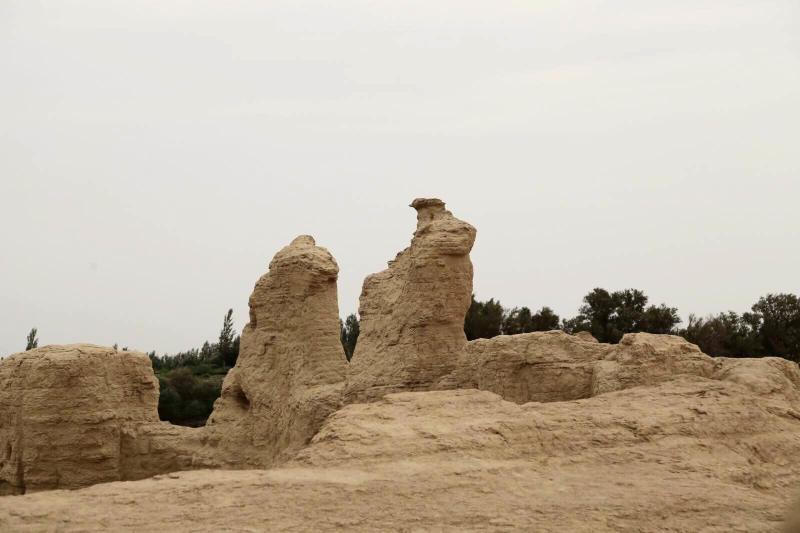 这块土堆有点像孔雀 交河故城