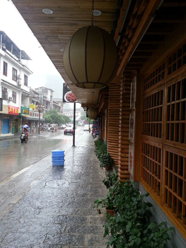 屋簷下躲雨