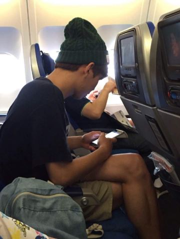 上飞机了,邻座是一只学中文的韩国帅哥,装逼地在大热天戴着毛线帽子