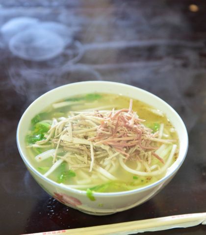 由鸡肉丝,火腿丝和饵块丝制成. 会理古城