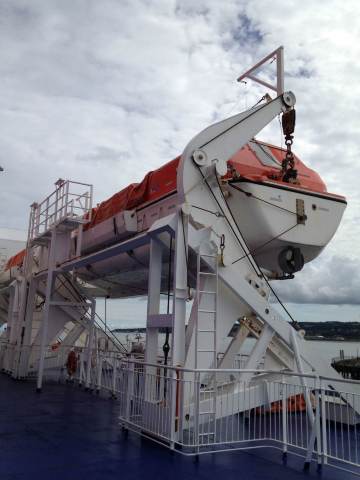 救生艇数量充足,泰坦尼克悲剧也给了后世很好的经验教训.