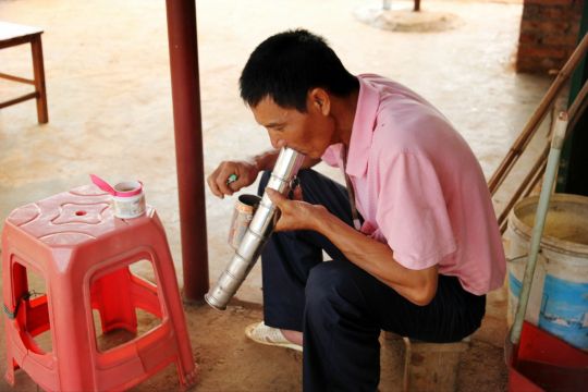 到渔家乐住宿地,黄叔烟瘾上来了,抽起了水烟 涠洲岛