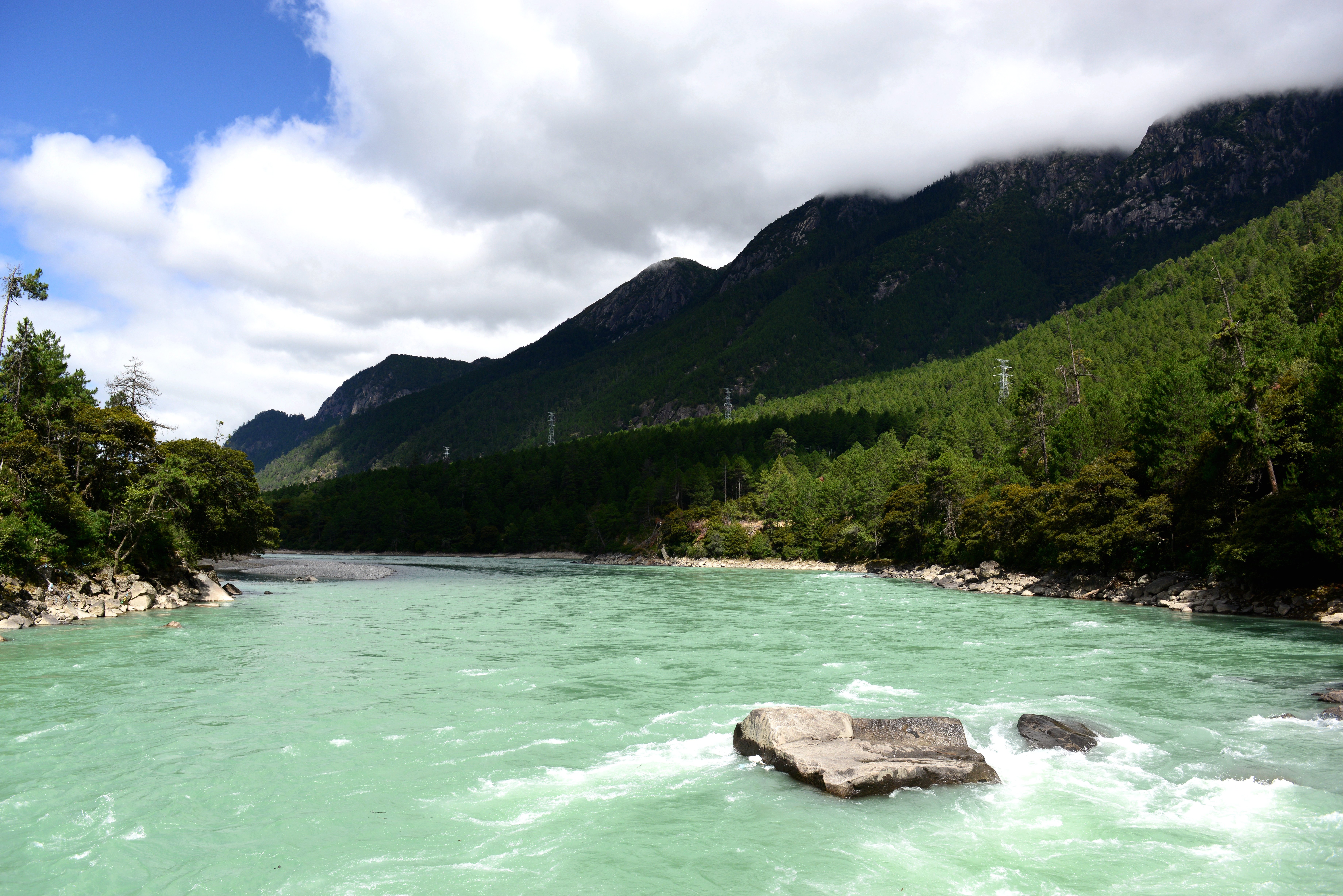 一早起来再遇尼洋河,非常安静,非常美的地方而且只有我们. 尼洋河