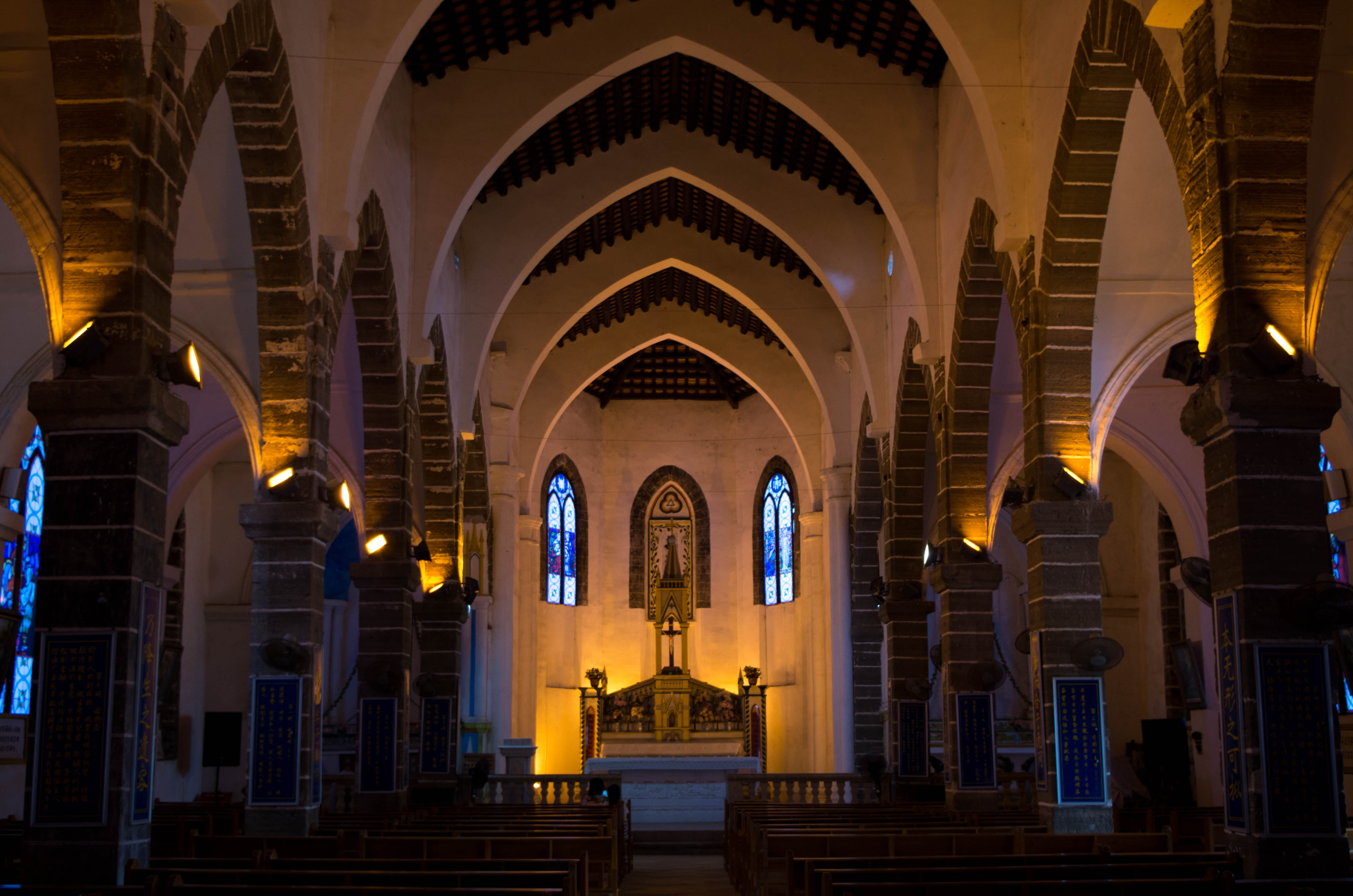 涠洲天主教堂,是一所位于中国广西北海市涠洲岛上的天主教教堂,因位于