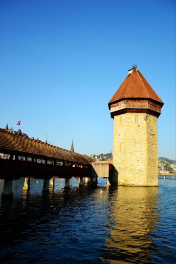 也是古代军事用的了望台与卡贝尔木桥相呼应 卡贝尔廊桥和八角型水塔