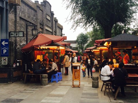 宽窄巷子,临走前一天被老友拉去转转,用这么个仿古的形式建设商业街也