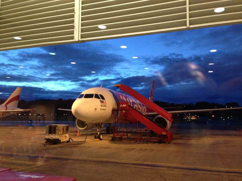 亚庇机场候机飞往山打根.昨夜下了一晚上雨,天好像晴了. 亚庇机场