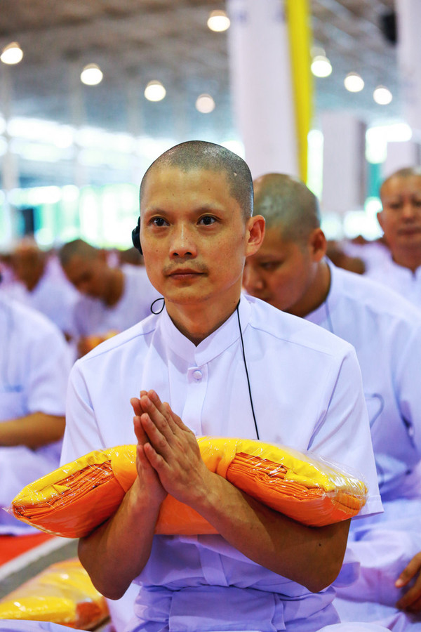 (照片来自网络): 然后,我们前往国际法身禅堂,领受袈裟.