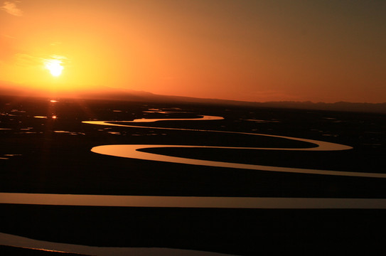 见证新疆的九曲十八弯壮观