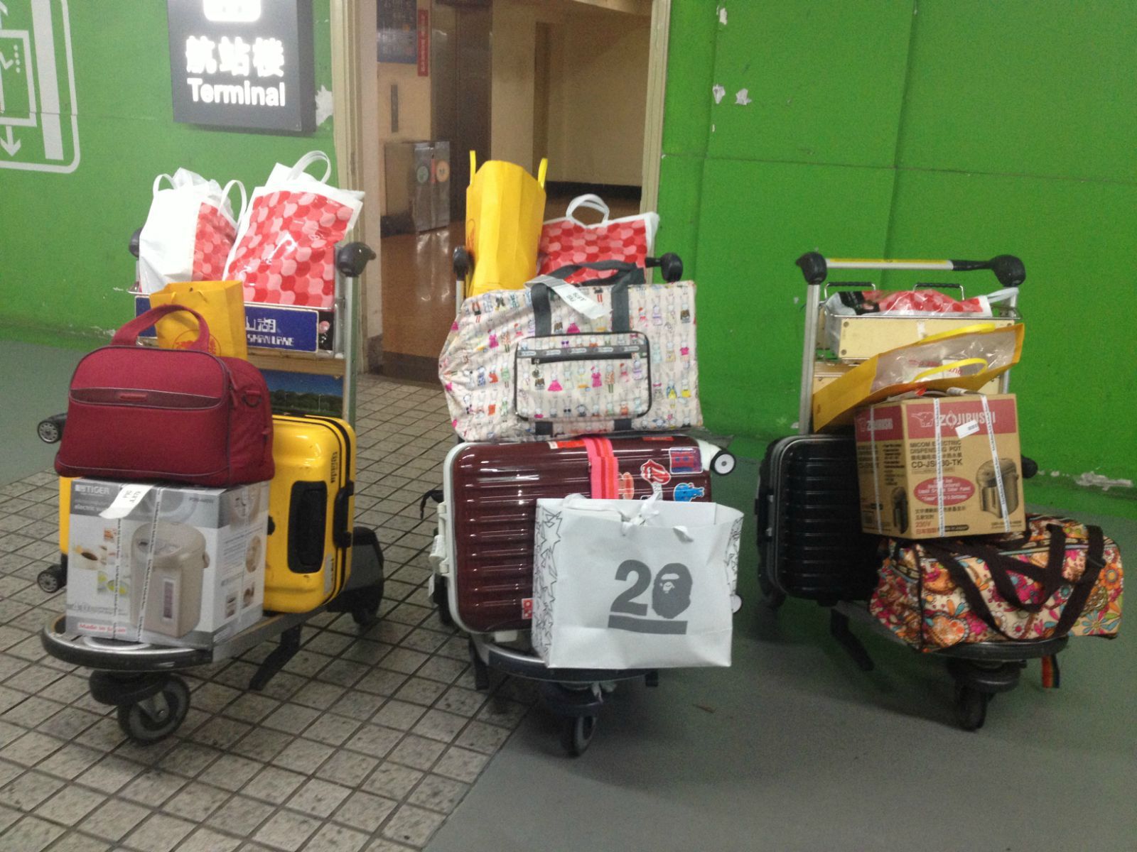 行李够庞大吧,这是三人份的 成田机场
