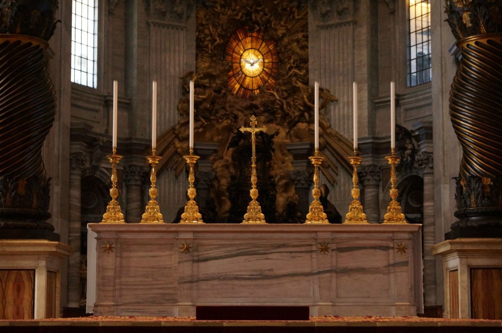 十字架配上背后的圣灵象征 圣彼得大教堂